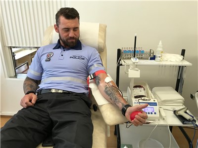 Světový den dárců krve připomněli v mostecké nemocnici strážníci