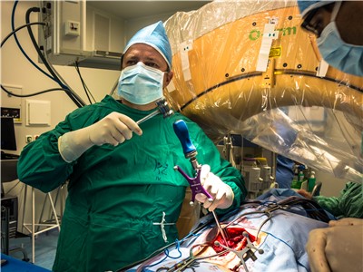 MUDr. Petr Vachata, Ph.D., MBA, při operaci, při níž byl poprvé v Česku použit pacientovi předem na míru vyrobený implantát.