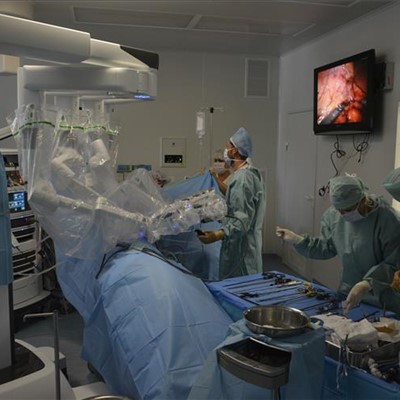 Pohled na operační sál při roboticky asistované radikální prostatektomii